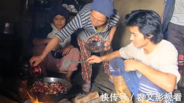 尼泊尔|尼泊尔山区村民杀猪,请全村人过来吃杀猪菜,贫困母亲也过来买肉