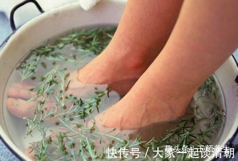 泡脚|立秋后女人睡前坚持用艾叶“泡脚”，坚持一周，2大好事不请自来