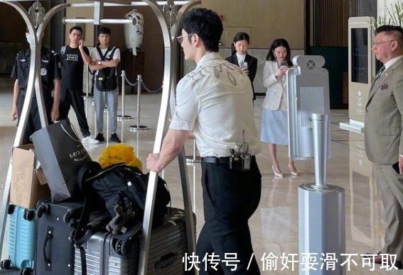 造型设计|黄晓明录中餐厅被曝路透，全身照瞬间引关注，有无1米79很明显