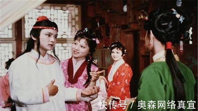 贾宝玉|贾宝玉初试云雨情,袭人为何不跑反笑?曹雪芹4字说出真实原因