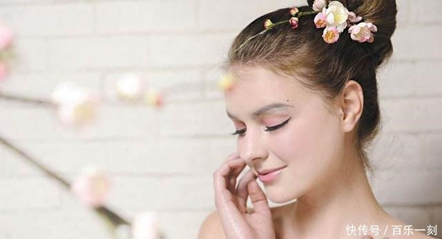 为什么要先涂乳液,再擦爽肤水美容师说出实情,还好我没跟风!
