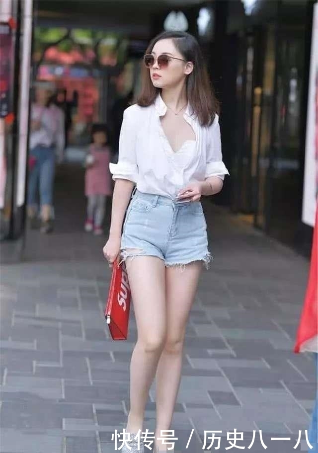 时尚|街拍美女:衬衫解开三颗纽扣的年轻小姐姐,这样穿搭也是一种时尚