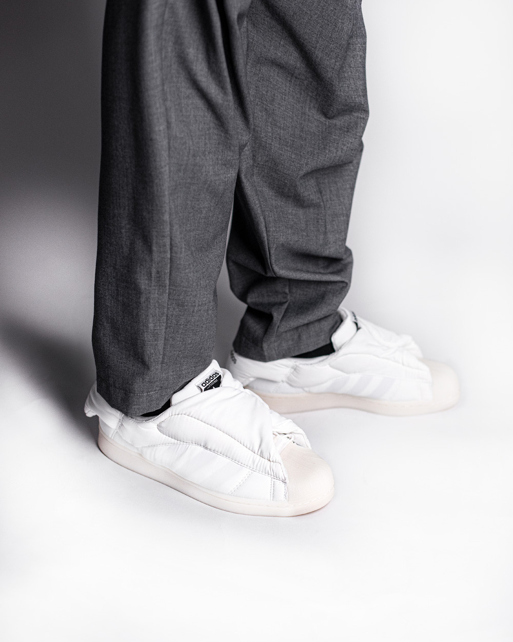 gin天太冷, 阿迪给鞋都穿上棉袄了! 小姐姐露腿穿真白啊!