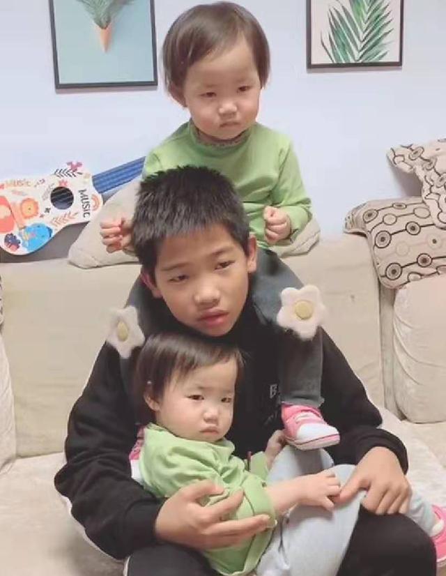 他们之间|儿子向妈妈要了10年妹妹,不料宝妈一口气生了俩,儿子生无可恋