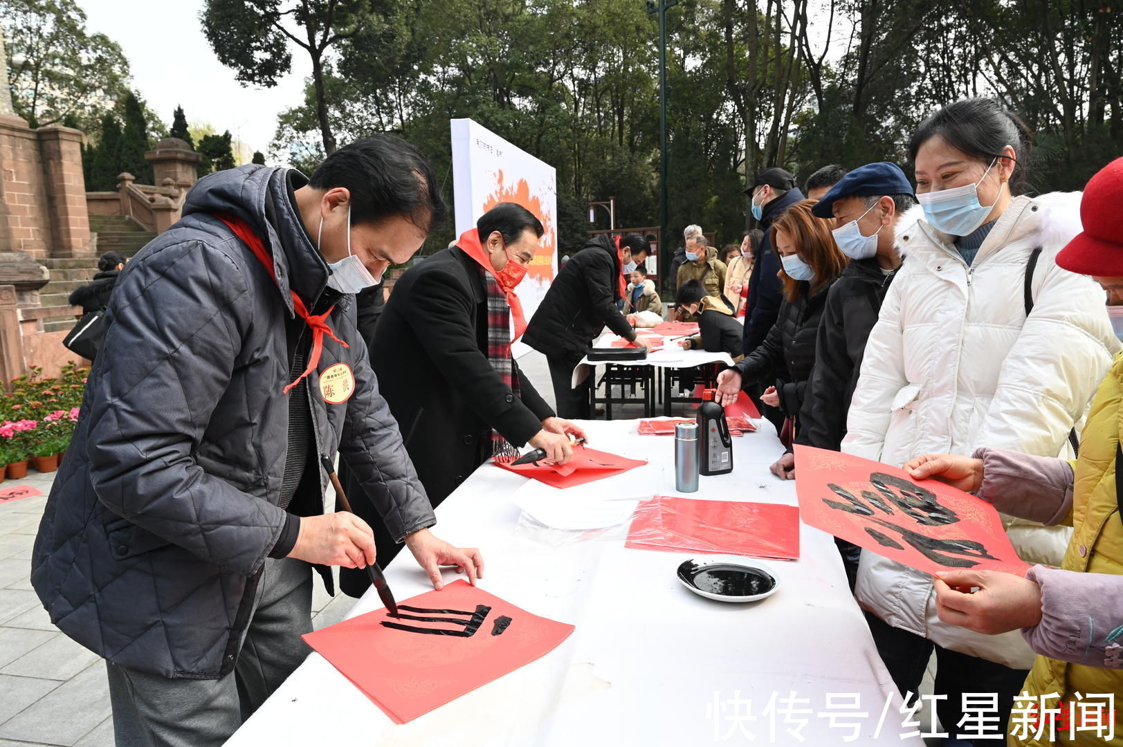 书法家|“虎跃新程”！上百名小小书法家人民公园挥毫泼墨，送出近600幅福字和春联