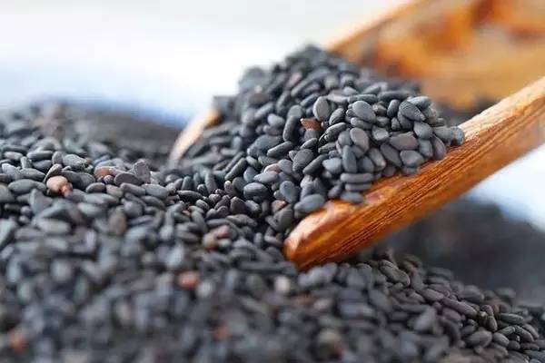 “世上只有芝麻好,可惜凡人生吃了”!黑芝麻生吃好还是熟吃好
