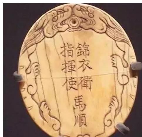 痕迹|朝锦衣卫的服饰和装备，令牌痕迹斑斑，衣服崭新如初，绣春刀酷