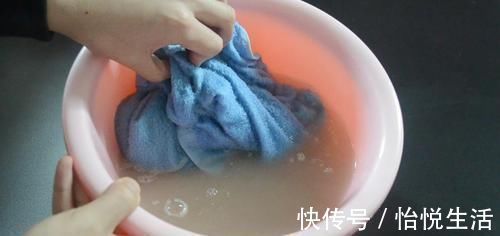 毛巾脏别再洗衣液洗, 洗的时候加一点它, 洗完毛巾就跟新的一样干净