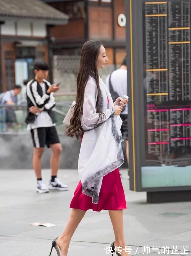 小姐姐 脚上搭配一双高跟鞋,鞋面采用了渐变的设计,视觉上看上去很时尚