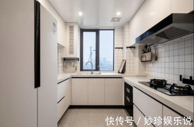 电视机|家里有孩子,客厅别买沙发了,电视机也别要,学她家这样装更实用