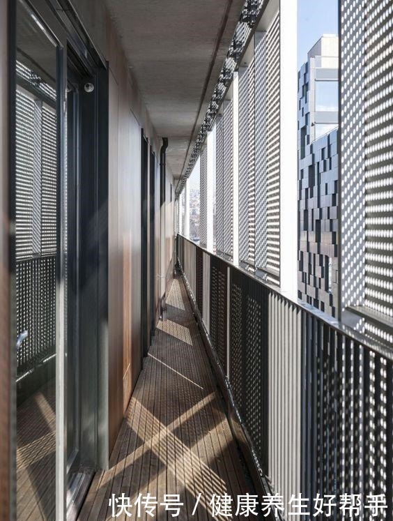 物业|打开是阳台,关上就是一面墙,外国小区整栋楼装隐形阳台太漂亮了!