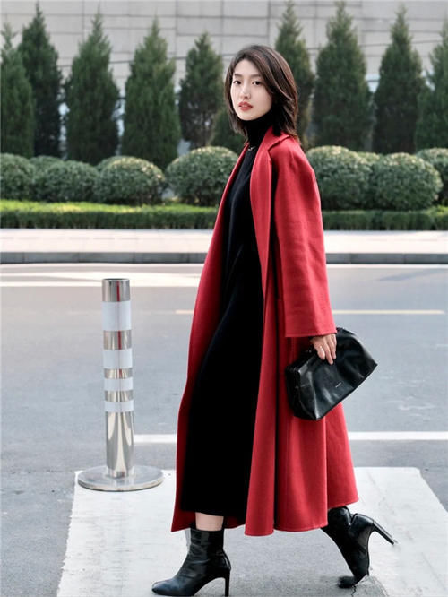 过年流行的“姨妈色”大衣，配上这3种颜色内搭，气质显白更高级