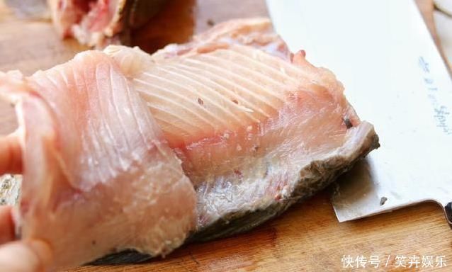 草鱼最好吃的做法，葱香浓郁，1条不够吃，鱼肉嫩滑有妙招