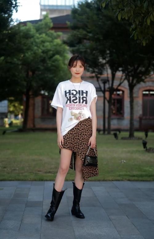 美女穿一条粉色的百褶裙，穿出青春洋溢的时尚范