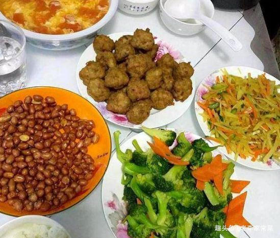 婆婆承包“一日四餐”，饭菜发到朋友圈，网友奢侈