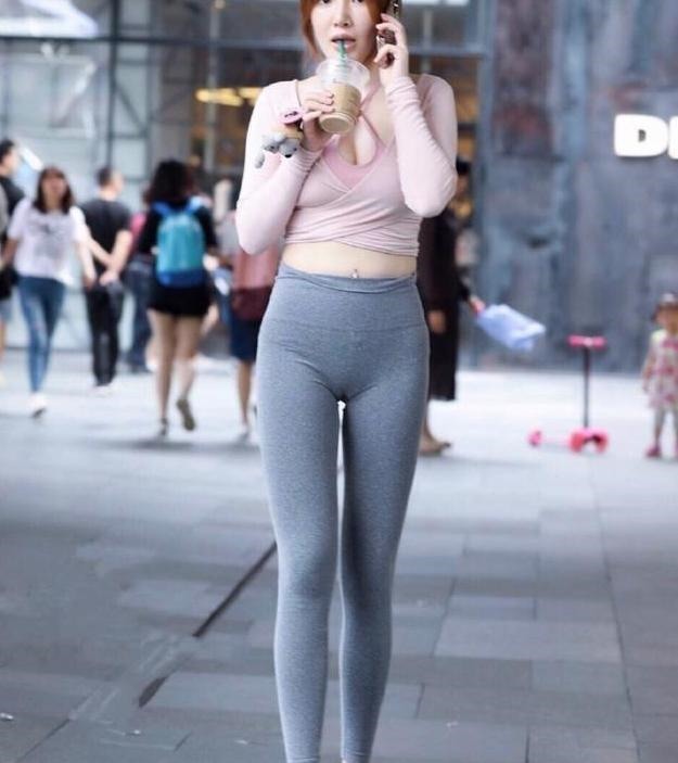 美女 穿着打底裤显得特别自信，更适合职场女性！