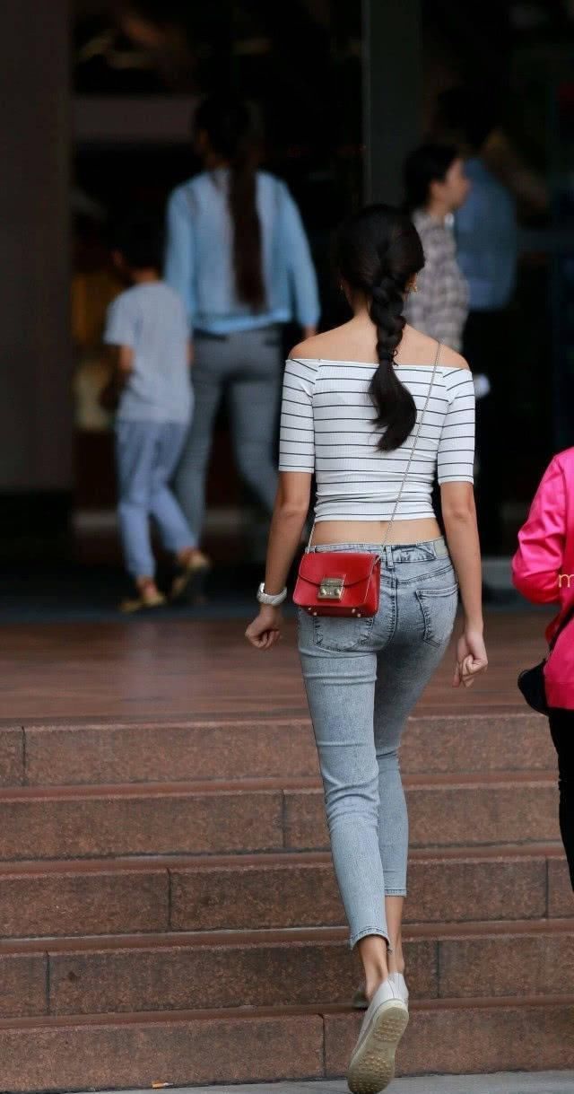 街拍高颜值小姐姐嘟嘴卖萌,时尚的紧身牛仔裤穿搭,气质十足