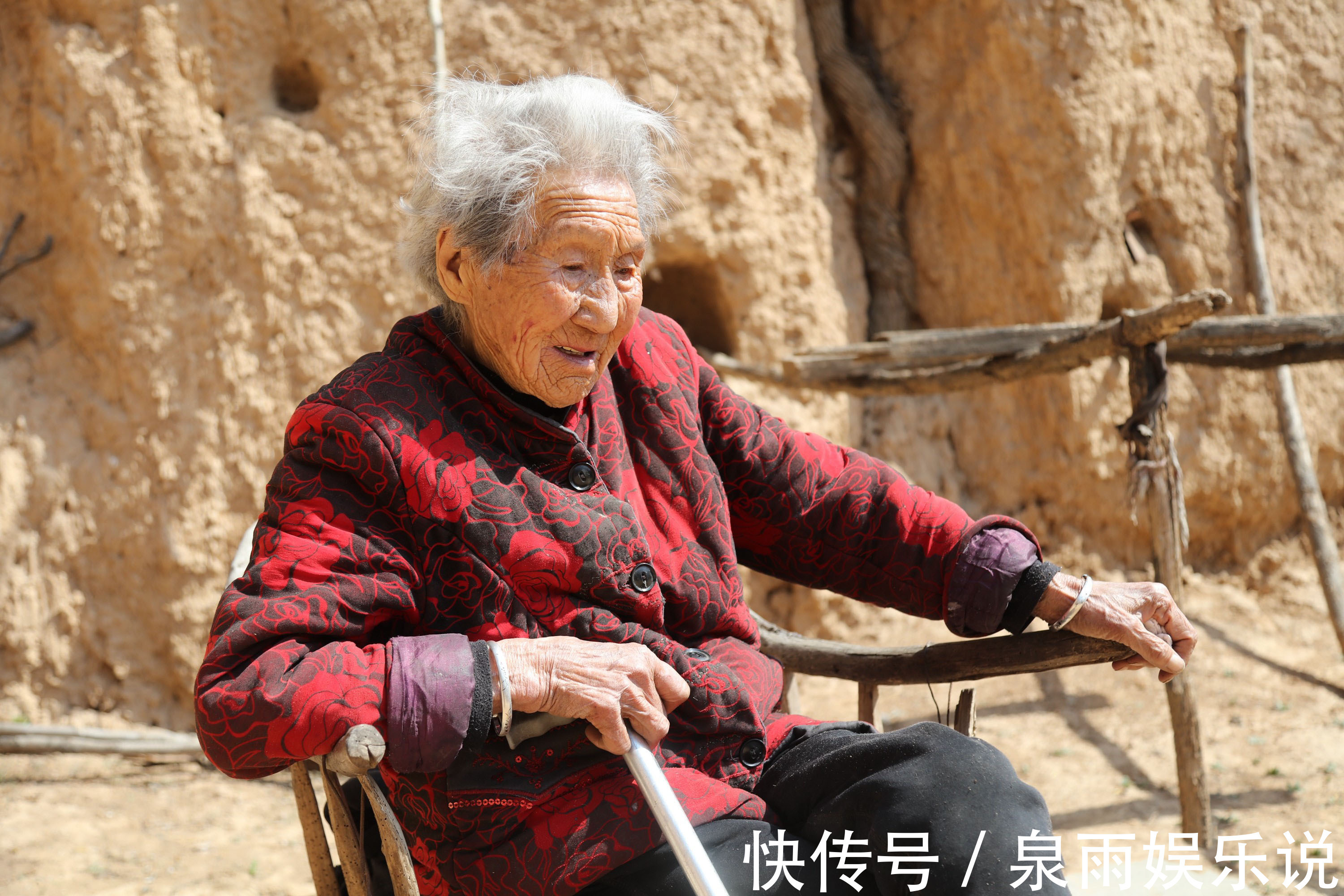 门帘|109岁老人无儿无女独居窑洞,还能穿针引线,20年离不开一样东西