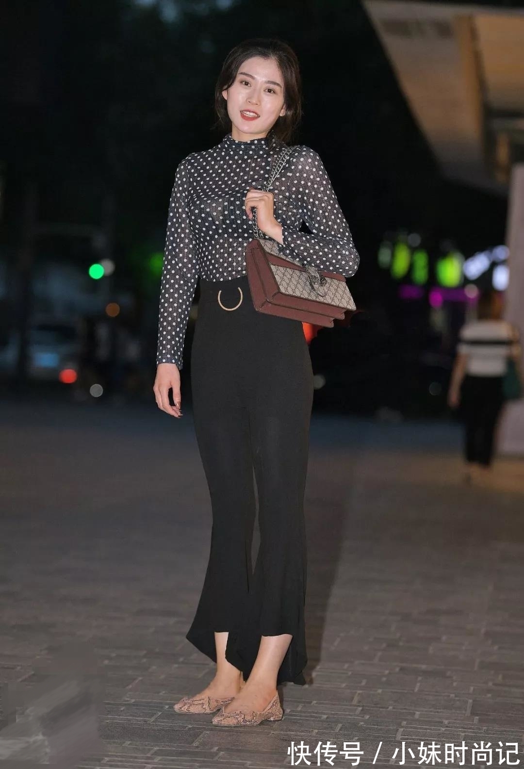 路人 街拍路人,引领时尚潮流的穿衣技巧,让你秒变小清新