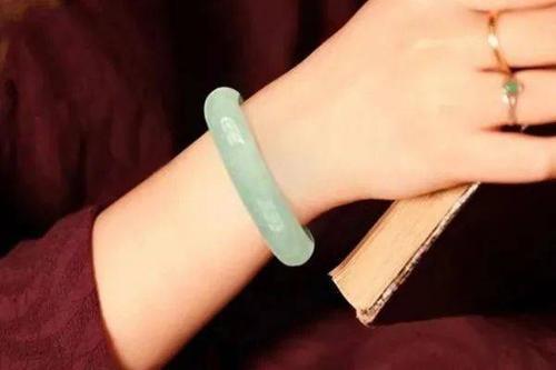 玉镯子|女生长期左手戴玉镯,身体会发生哪些变化不妨来了解一下