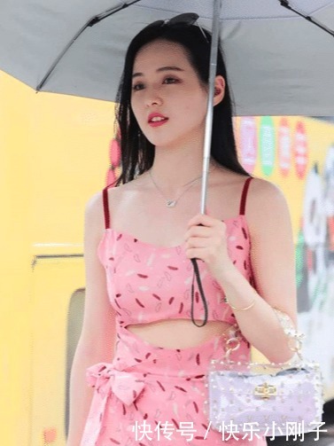 清新脱俗的姐姐,一袭粉色吊带裙装,不染烟火的美丽