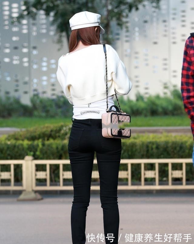 搭配 黑色打底裤搭配时尚白色上衣,显气质,打造不同质感!