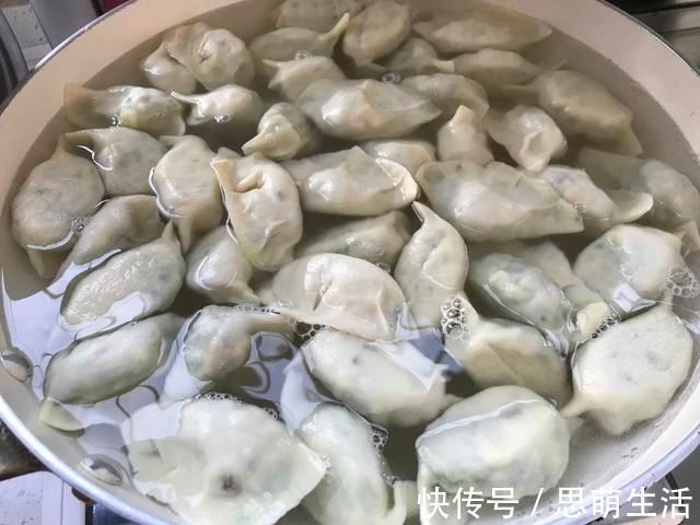 搅拌|面丁饺子姥姥最拿手，鸡蛋和面丁搅一搅拌馅儿太香了，美味