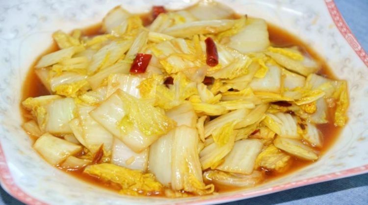 炒白菜放醋，下锅前放还是下锅后放？很多人搞错，不脆爽还易出水