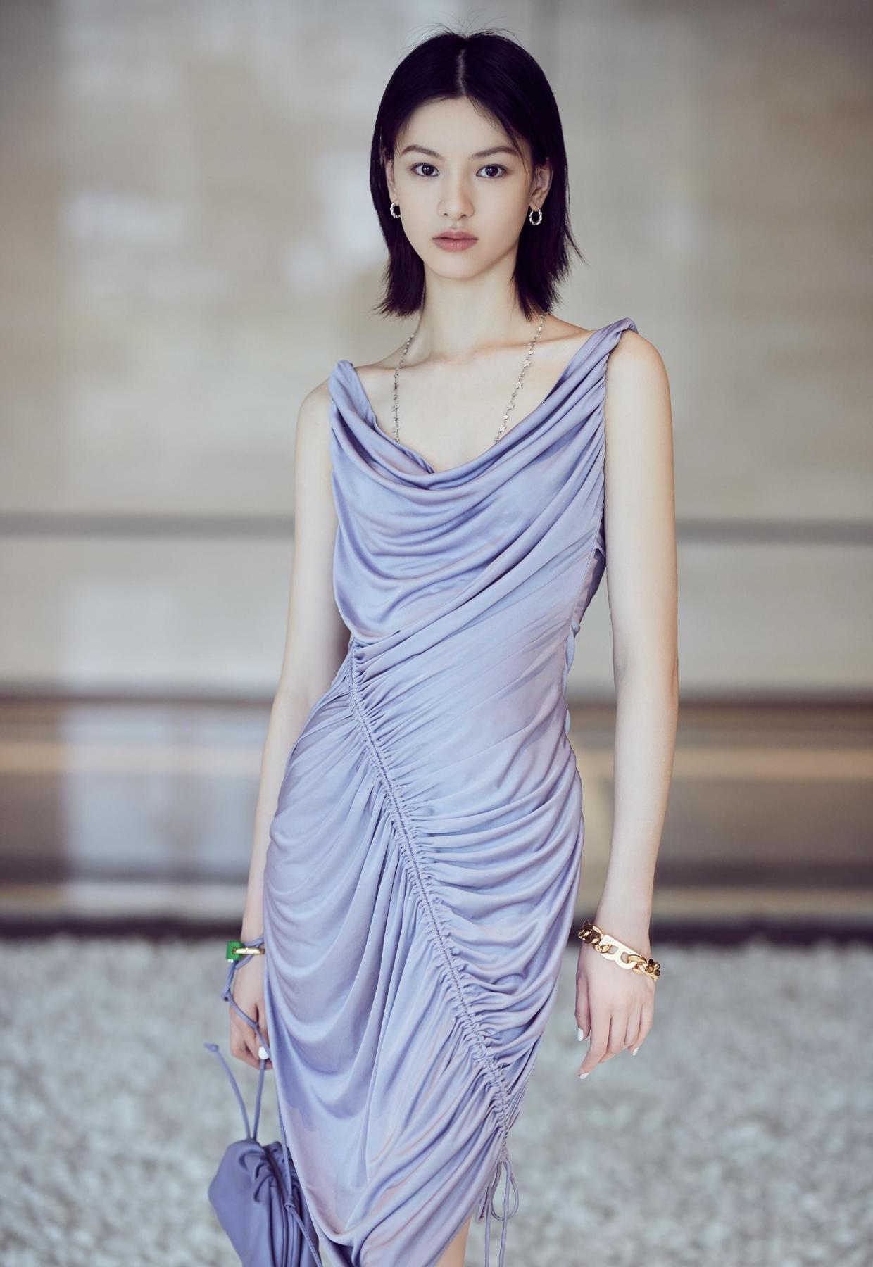 花苞裙|邱天22岁就这么美!穿黑色与玫红色拼接抹胸复古花苞裙,高级时髦