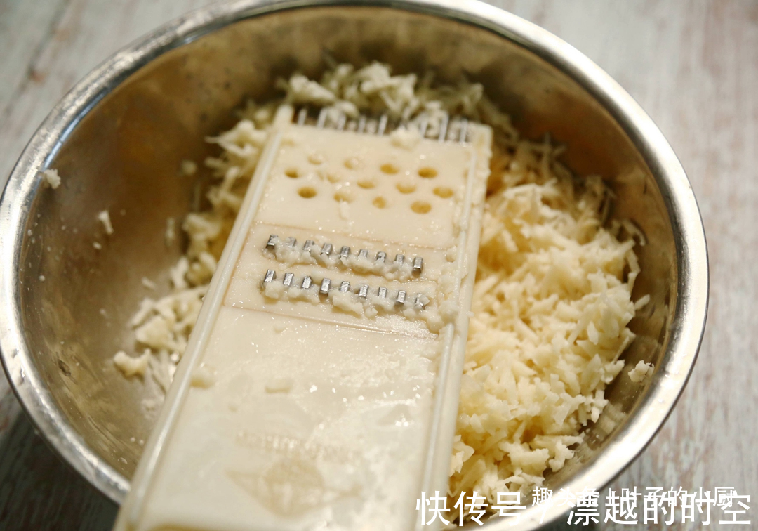 10分钟早餐快速饼两段莲藕、一把芹菜叶，味道好，营养高！