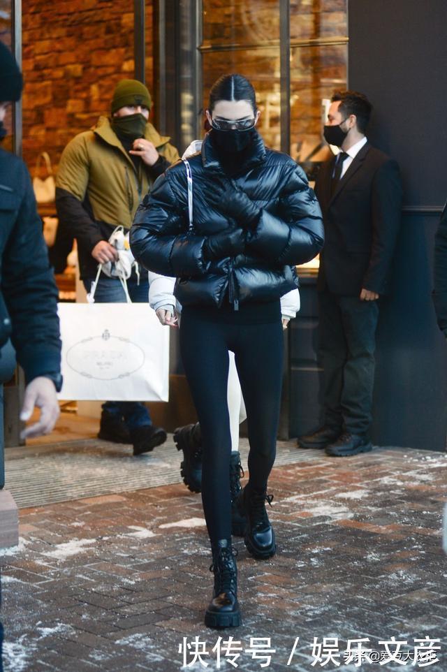 女星街拍|布兰卡毛衣当裙子的粉色浪漫,扎娅大衣配皮裤的率性