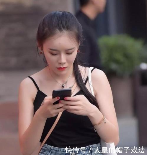 吊带 紧身吊带搭配高腰短裤，简约而不简单，运动鞋也能穿出大长腿！