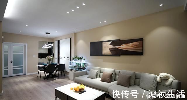 进门处|装修就学她家,舍弃电视柜后,不仅空间感增加了,还非常大气