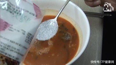 男子|吃味精的人越来越少，味精到底能不能吃？会让人变傻还致癌？