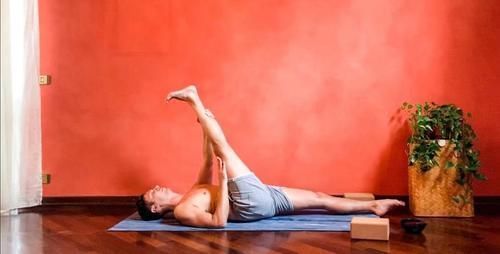 柔韧性|看了这个小哥的劈竖叉过程,我对自己下一字马的信心又增加了几分