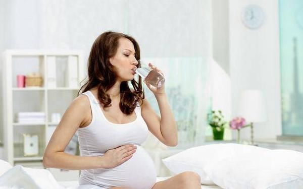 饮水|孕妇做B超憋尿,一口气连喝10杯水,导致昏睡或致胎儿畸形