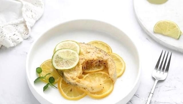 柠檬|高颜值的香煎鳕鱼做法，柠檬片铺底，营养丰富老少皆宜