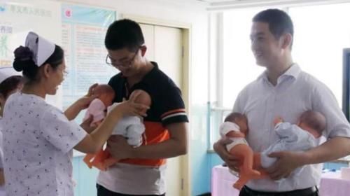 婴儿|婴儿是要经常抱着还是让他自己躺着好,父母要搞明白区别再带孩子