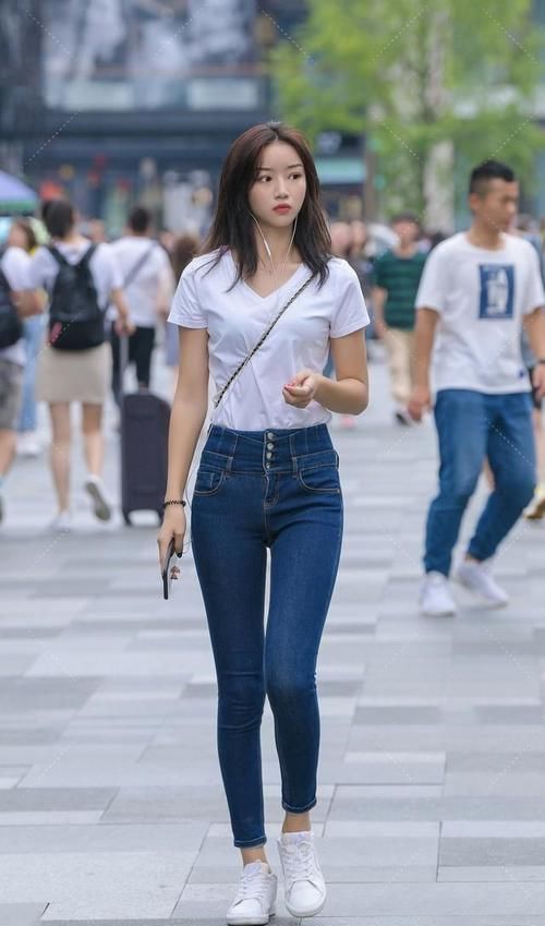 小姑娘|低腰裤和水印衬衣，小姑娘这样穿，轻松做小腰裤