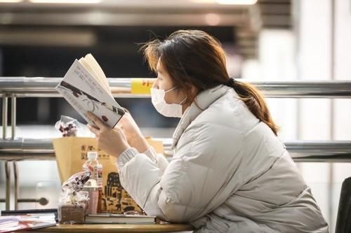 中年|这个春节假期，有些青年在上海书城席地而坐，在书香中度过……