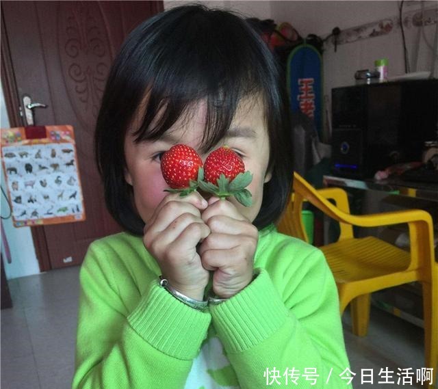 5岁孙女阻止奶奶买草莓,得知原因后,老人回家后怒斥儿子!