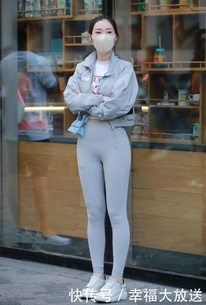 灰色运动外套搭配印花白t恤,休闲时尚,简洁朴素