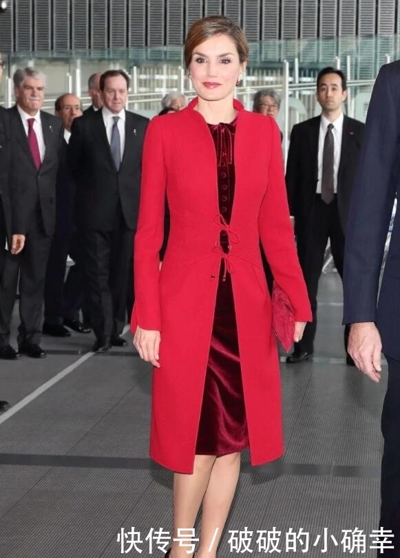 西班牙王后“单色”穿搭华贵又大气！黑色造型特别有范儿，真华贵