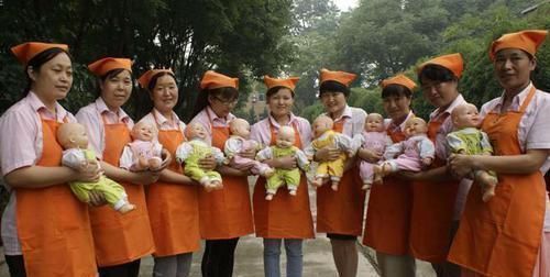 保姆|双胞胎哥哥总在半夜哭醒,宝妈偷在房间安装监控,查看后崩溃痛哭