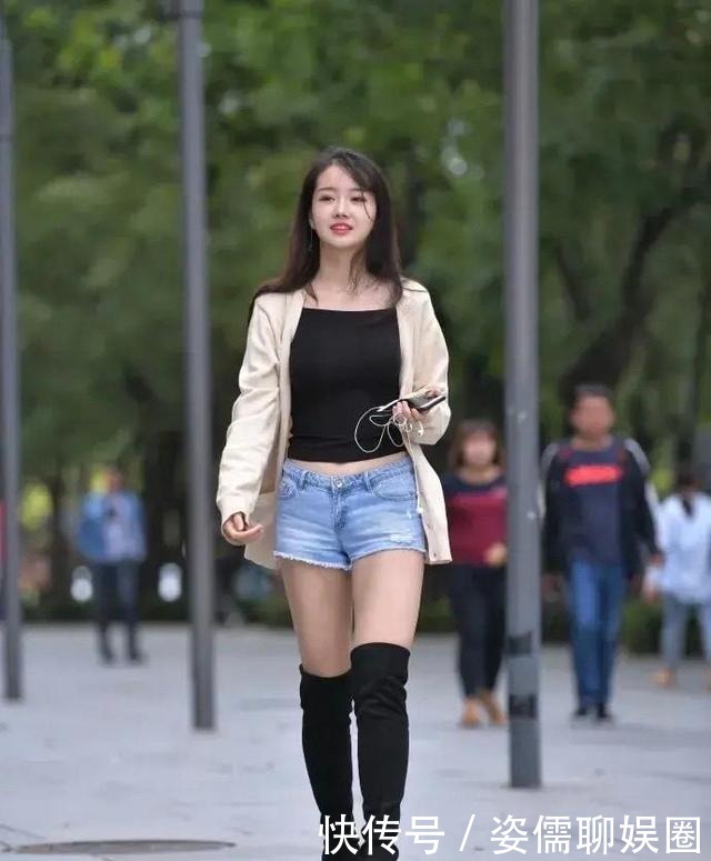  气质|牛仔裤这样的搭配方式，展现时尚大方气质，给人清新自然的感觉