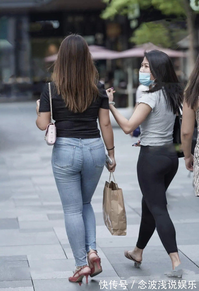 喇叭裤 白色上衣配牛仔裤,版型个性且独特,穿出一股时尚感