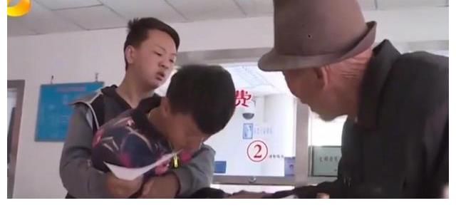 变形计重情义主人公,临别给农村爷爷磕头又盖新房,可惜结局伤感