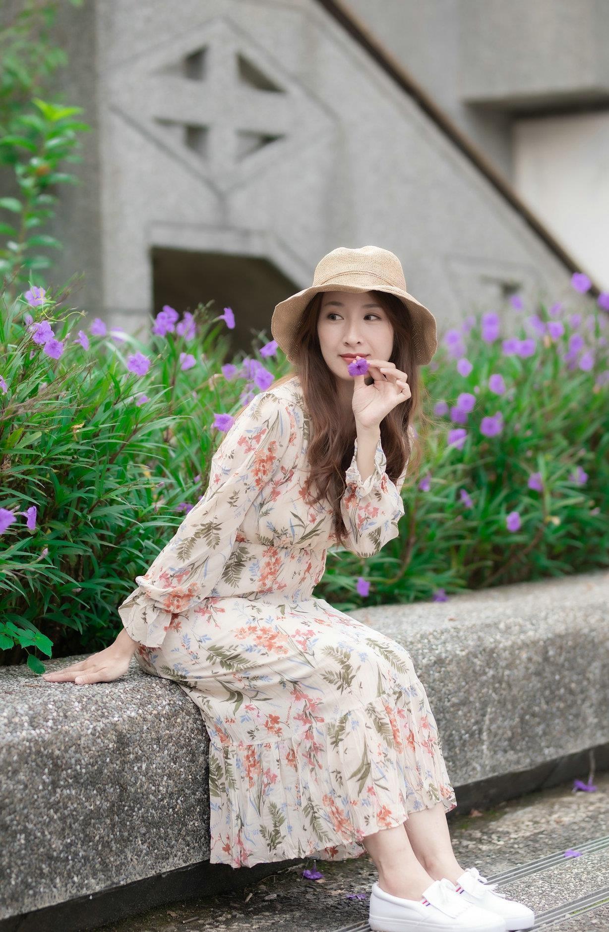 v领|V领印花连衣裙是很多圆脸妹纸们的最爱，会有拉长脸型的效果
