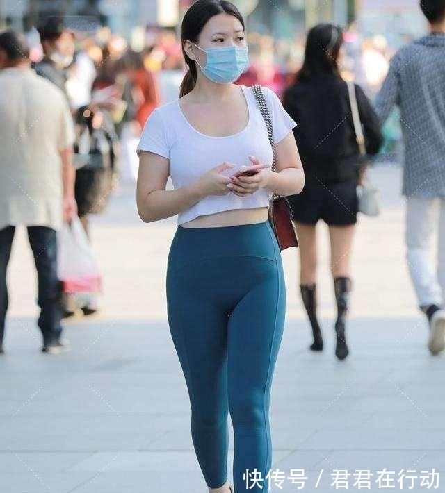 高腰线 简单搭配的打底裤展现女人魅力气场,清凉大方又显气质,精致十足!