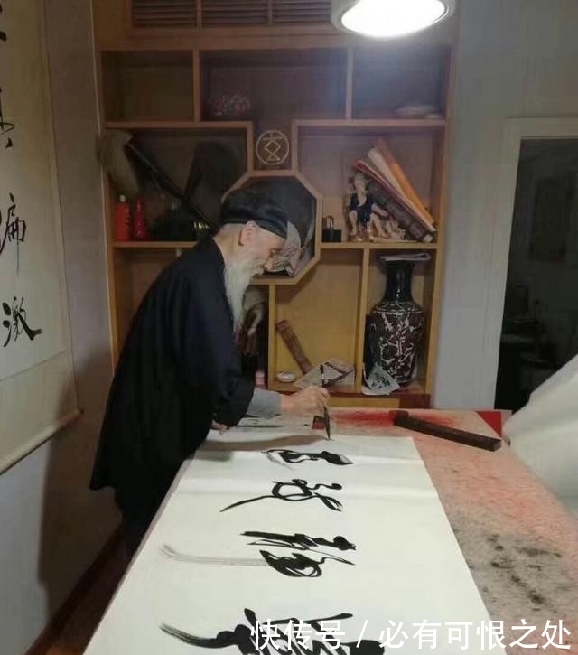 任法融德高望重,现场写书法!网友:太吓人,还是修你的道教吧!